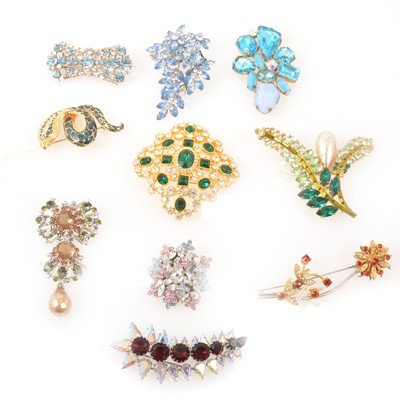 Lot 258 - Ten vintage costume jewellery coloured paste brooches, Joan Rivers, Jewel Crest, AM