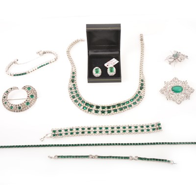 Lot 253 - Vintage simulated emerald and diamond paste set cocktail jewellery.