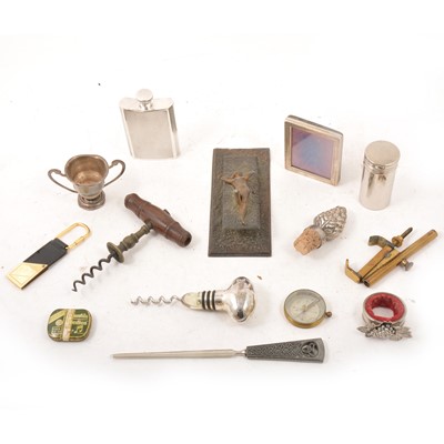 Lot 87 - Box of miscellaneous bar and desk top items
