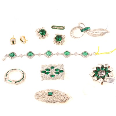 Lot 258 - Vintage paste set jewellery simulating emeralds and diamonds