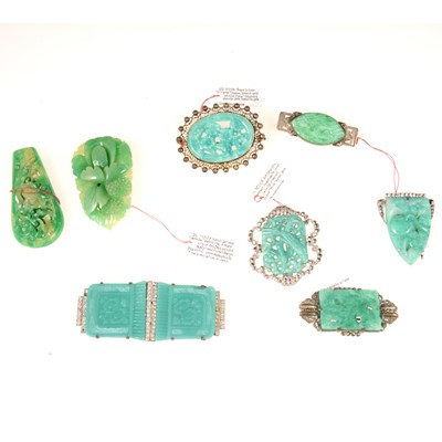 Lot 393 - Costume jewellery set with simulated jade, bakelite, pressed glass, circa 1930.