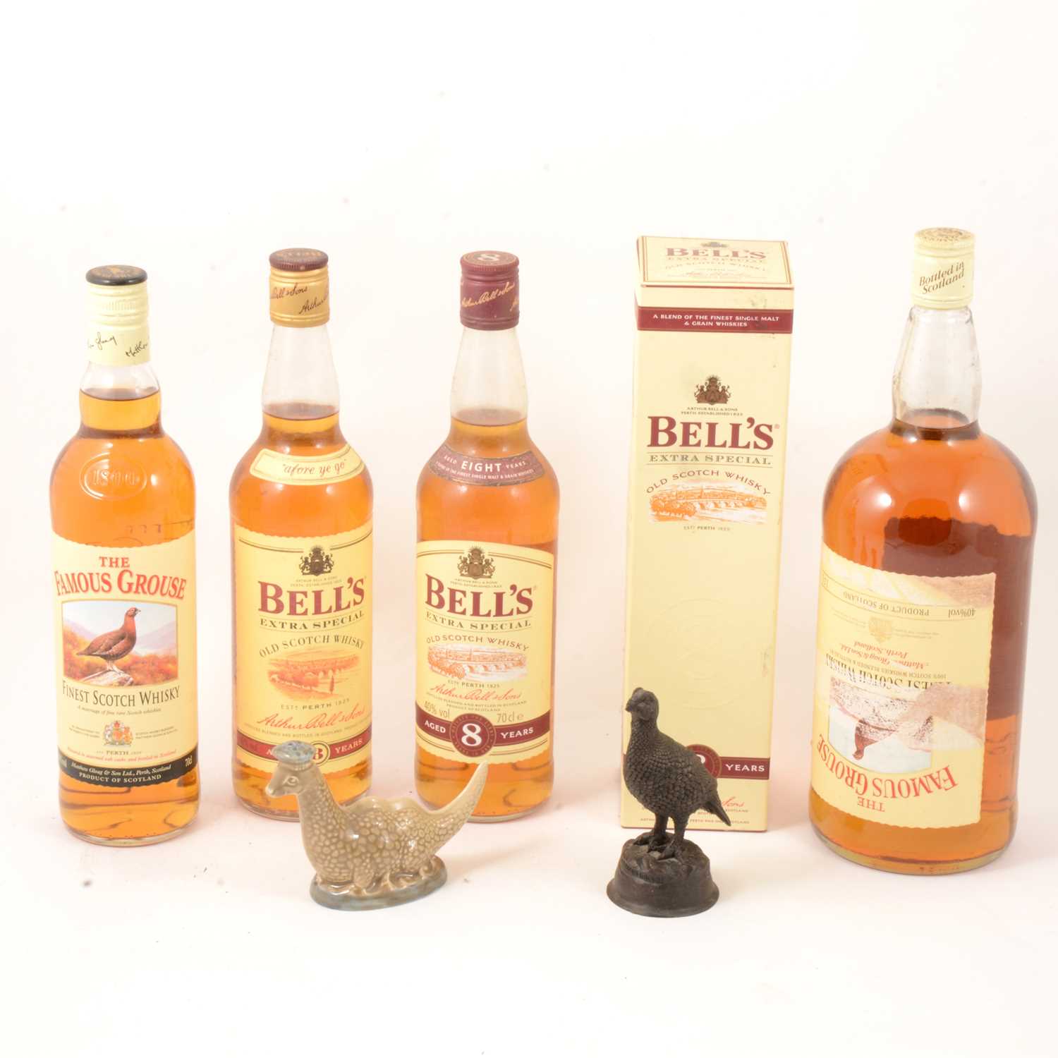 Lot 96 - Assorted blended Scotch whisky - Famous Grouse and Bells