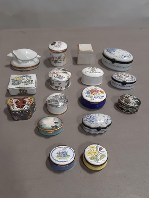 Lot 5 - Collection of ornaments