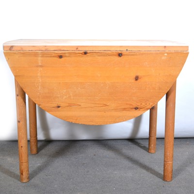 Lot 486 - Pine drop-leaf table