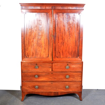 Lot 525 - George III linen press