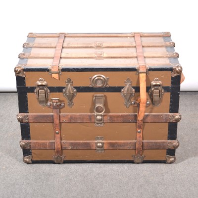 Lot 521 - Vintage travelling trunk