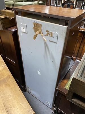 Lot 480 - Reproduction mahogany gun cabinet, designed as a Wellington chest