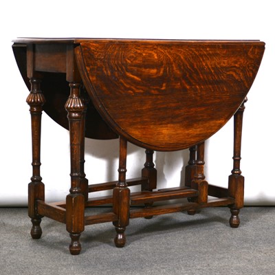 Lot 547 - Small oak gateleg table