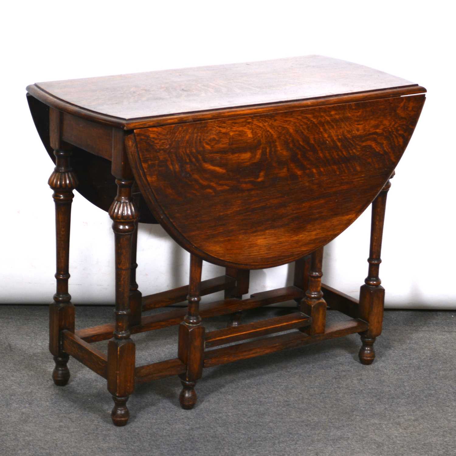 Lot 547 - Small oak gateleg table