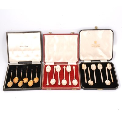 Lot 250 - Silver spoons, cased