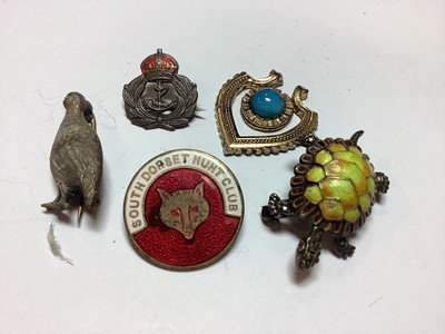 Lot 305 - Tin of vintage costume jewellery.