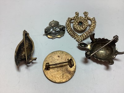 Lot 305 - Tin of vintage costume jewellery.