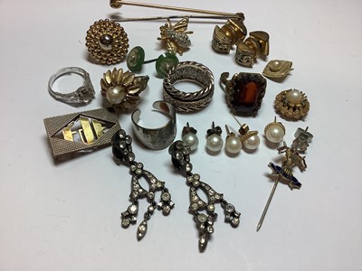 Lot 305 - Tin of vintage costume jewellery.