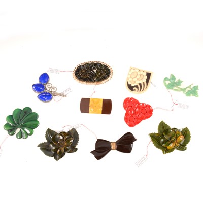 Lot 362 - Ten large bakelite, lucite, glass 1940's vintage brooches.