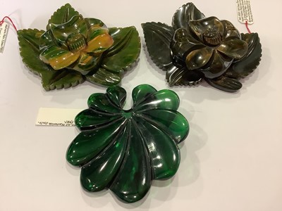 Lot 362 - Ten large bakelite, lucite, glass 1940's vintage brooches.