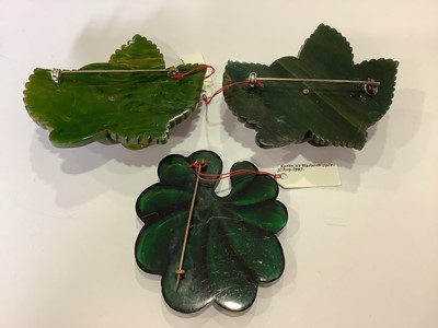 Lot 362 - Ten large bakelite, lucite, glass 1940's vintage brooches.