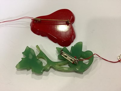 Lot 362 - Ten large bakelite, lucite, glass 1940's vintage brooches.