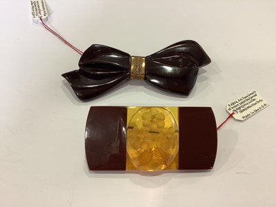 Lot 362 - Ten large bakelite, lucite, glass 1940's vintage brooches.