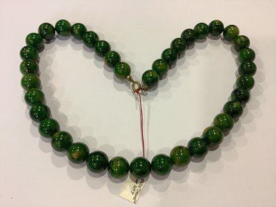 Lot 358 - Eight pieces of vintage green bakelite jewellery.