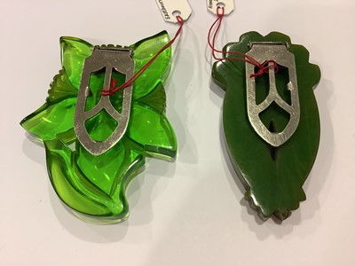 Lot 358 - Eight pieces of vintage green bakelite jewellery.