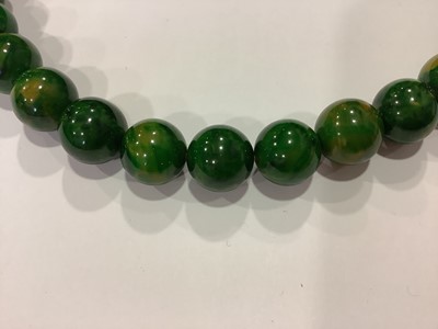 Lot 358 - Eight pieces of vintage green bakelite jewellery.