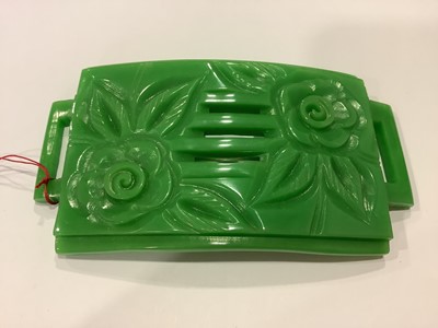Lot 358 - Eight pieces of vintage green bakelite jewellery.