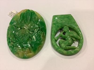 Lot 358 - Eight pieces of vintage green bakelite jewellery.