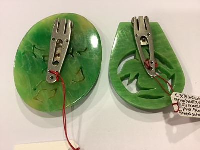 Lot 358 - Eight pieces of vintage green bakelite jewellery.