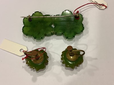 Lot 358 - Eight pieces of vintage green bakelite jewellery.