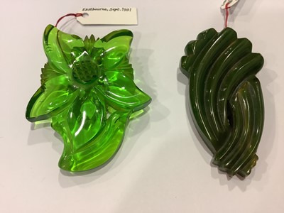 Lot 358 - Eight pieces of vintage green bakelite jewellery.