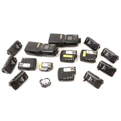 Lot 185 - Camera triggers and flash units