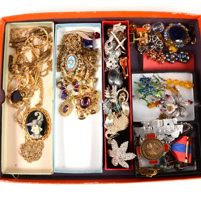 Lot 391 - Vintage costume jewellery, brooches, necklaces, earrings, badges.