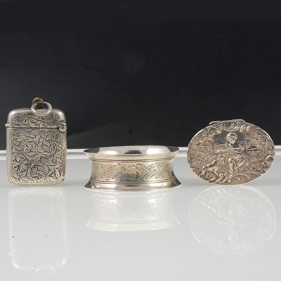 Lot 285 - Silver snuff box, vesta case and napkin ring.