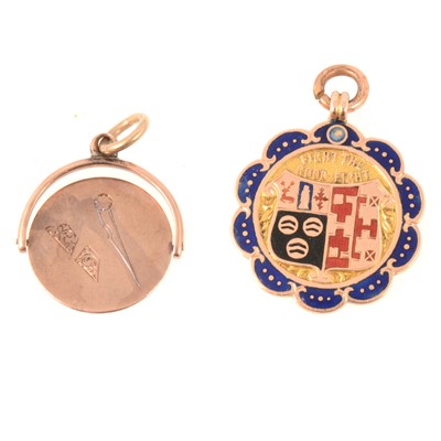 Lot 299 - 15 carat gold enameled medallion "Fight The Good Fight", a Masonic spinning charm.