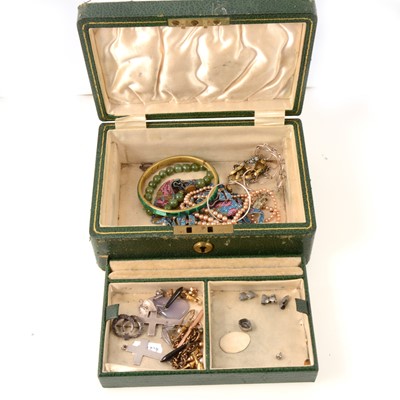 Lot 306 - Green jewel box with lift out tray and contents.
