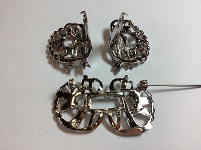 Lot 325 - Vintage paste set brooches, clips earrings, Pennino set.