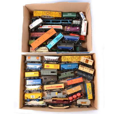 Lot 146 - Two trays of mostly OO gauge model railway rolling-stock and wagons