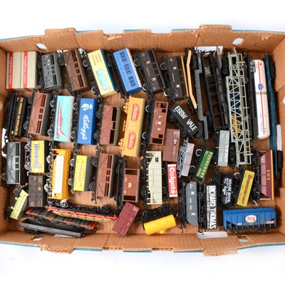 Lot 148 - One tray of mostly OO gauge model railway rolling-stock and wagons