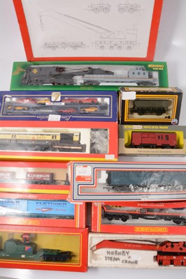 Lot 147 - Fifteen OO gauge model railway rolling-stock and wagons