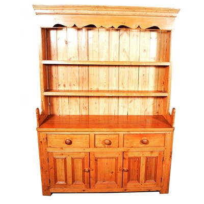 Lot 401 - Pine dresser