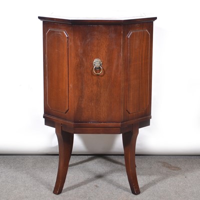 Lot 296 - Reproduction mahogany cellaret