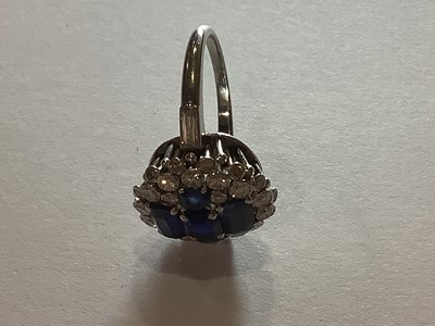 Lot 68 - A sapphire and diamond multi stone cluster ring