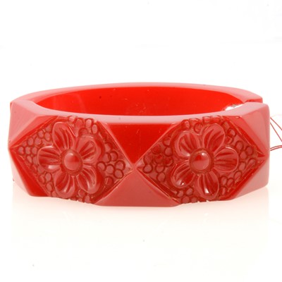 Lot 287 - Vintage carved red bakelite half hinged bangle.