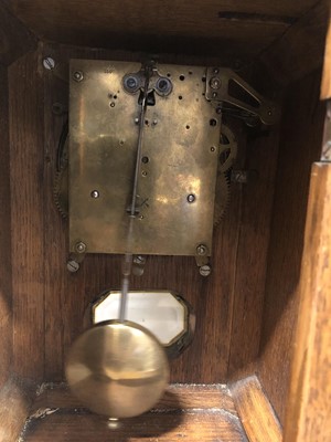 Lot 122 - An oak case mantel clock