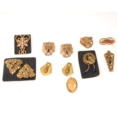 Lot 323 - Twelve vintage gilt metal dress clips, some in pairs.