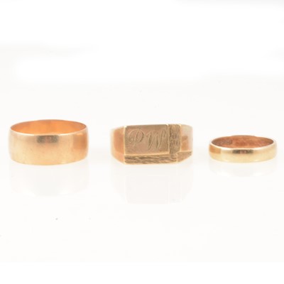 Lot 290 - Two 9 carat gold wedding rings and a signet ring