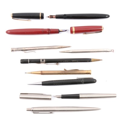 Lot 202 - Collection of nine pens and propelling pencils, Parker Victory, Duofold, Mordan "Everpoint".