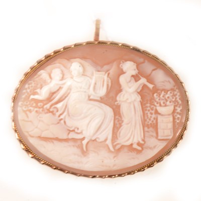 Lot 298 - An oval carved shell cameo brooch.