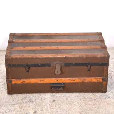 Lot 466 - Vintage trunk