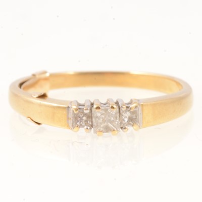 Lot 281 - A diamond three stone ring, the three princess cut stones claw set in 18 carat gold.